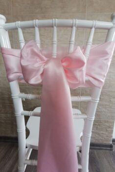 Svetloružový satén (Light Pink), šírka 15 cm, uviazaný do mašle na stoličke, pohľad zozadu
