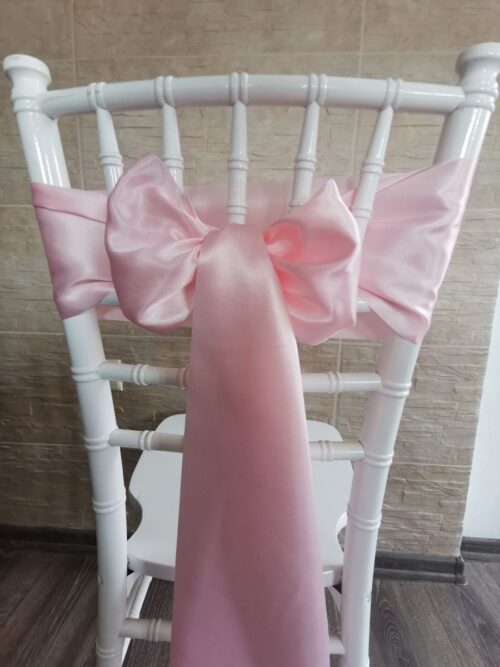 Svetloružový satén (Light Pink), šírka 15 cm, uviazaný do mašle na stoličke, pohľad zozadu