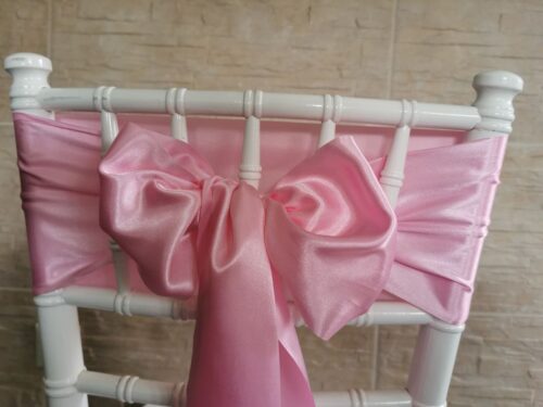 Tmavoružový satén (Dark Pink) 15 cm, saténová mašľa na stoličke, zadná strana