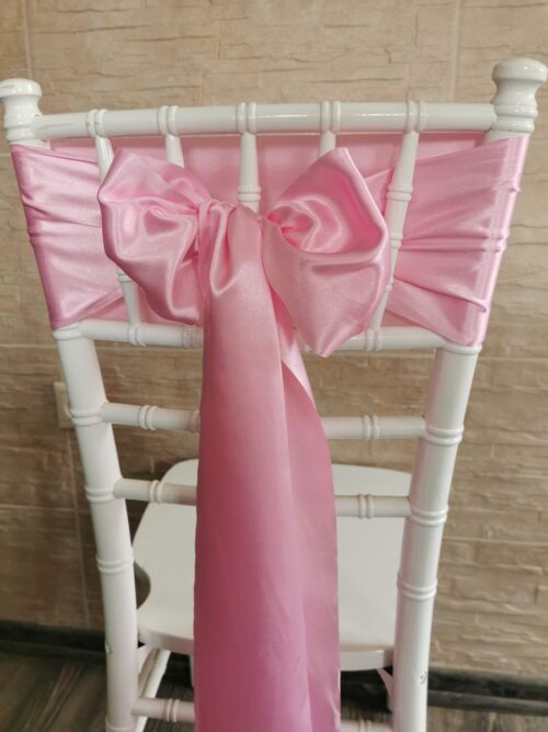 Tmavoružový satén (Dark Pink), šírka 15 cm, dekorácia stoličky, celkový pohľad