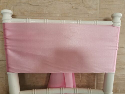 Tmavoružový satén (Dark Pink), šírka 15 cm na stoličke, pohľad spredu bez mašle