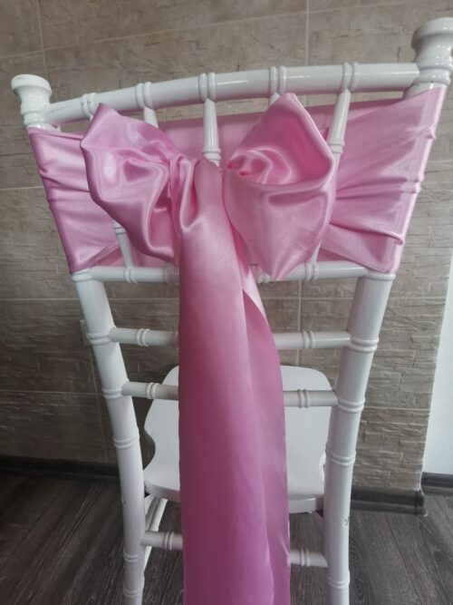 Tmavoružový satén (Dark Pink), šírka 15 cm, uviazaný do mašle na stoličke, pohľad zozadu