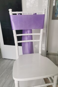 Lila satén (Lilac), šírka 15 cm na stoličke, pohľad spredu bez mašle