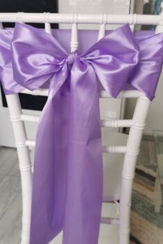 Lila satén (Lilac), šírka 15 cm, dekorácia stoličky, celkový pohľad