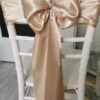 Svetlobéžový satén (Light Beige), šírka 15 cm, dekorácia stoličky, celkový pohľad