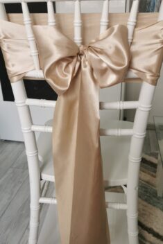 Svetlobéžový satén (Light Beige), šírka 15 cm, dekorácia stoličky, celkový pohľad