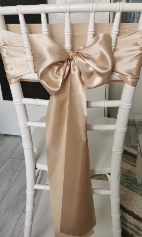 Svetlobéžový satén (Light Beige), šírka 15 cm, dekorácia stoličky, celkový pohľad