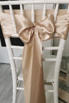 Svetlobéžový satén (Light Beige), šírka 15 cm, dekorácia stoličky, celkový pohľad