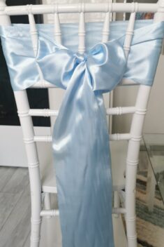 Svetlomodrý satén (Baby Blue), šírka 15 cm, dekorácia stoličky, celkový pohľad