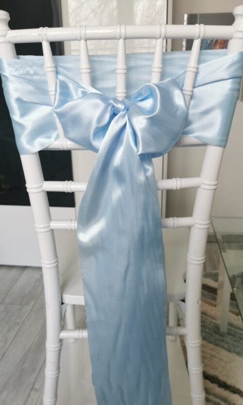 Svetlomodrý satén (Baby Blue), šírka 15 cm, dekorácia stoličky, celkový pohľad