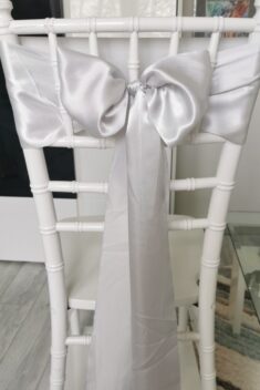 Svetlosivý satén (Light Grey), šírka 15 cm, dekorácia stoličky, celkový pohľad