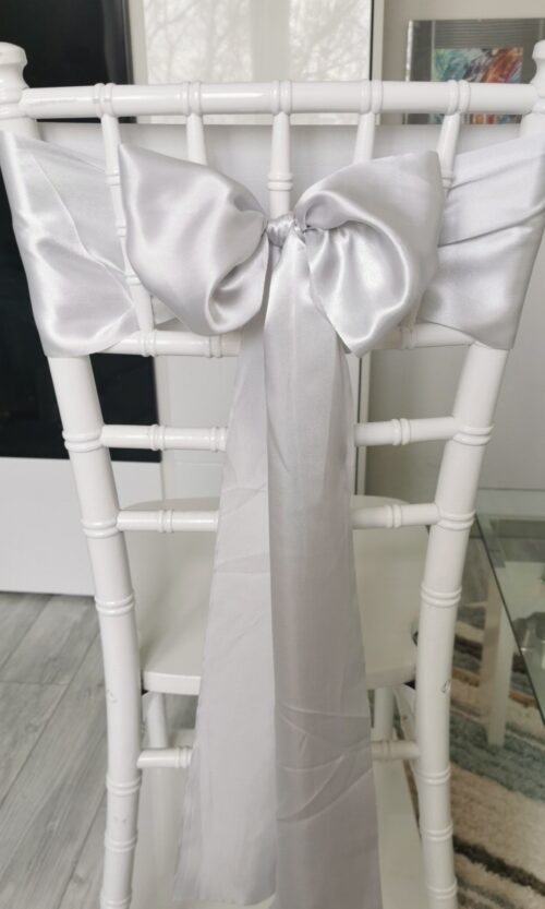 Svetlosivý satén (Light Grey), šírka 15 cm, dekorácia stoličky, celkový pohľad