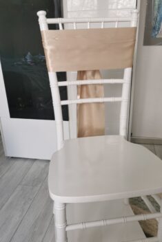 Svetlobéžový satén (Light Beige), šírka 15 cm na stoličke, pohľad spredu bez mašle