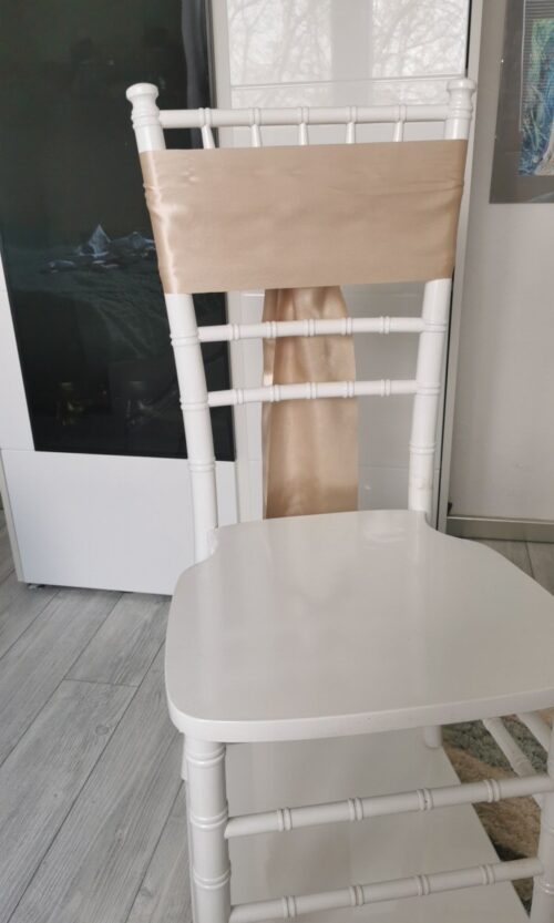 Svetlobéžový satén (Light Beige), šírka 15 cm na stoličke, pohľad spredu bez mašle
