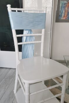 Svetlomodrý satén (Baby Blue), šírka 15 cm na stoličke, pohľad spredu bez mašle