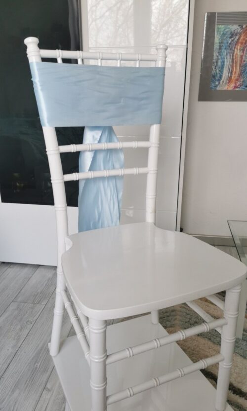 Svetlomodrý satén (Baby Blue), šírka 15 cm na stoličke, pohľad spredu bez mašle