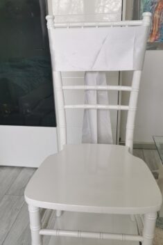 Svetlosivý satén (Light Grey), šírka 15 cm na stoličke, pohľad spredu bez mašle