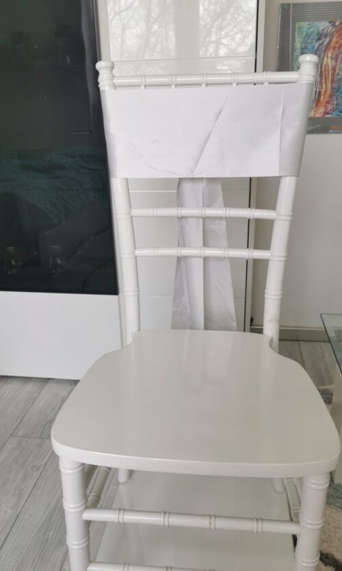 Svetlosivý satén (Light Grey), šírka 15 cm na stoličke, pohľad spredu bez mašle