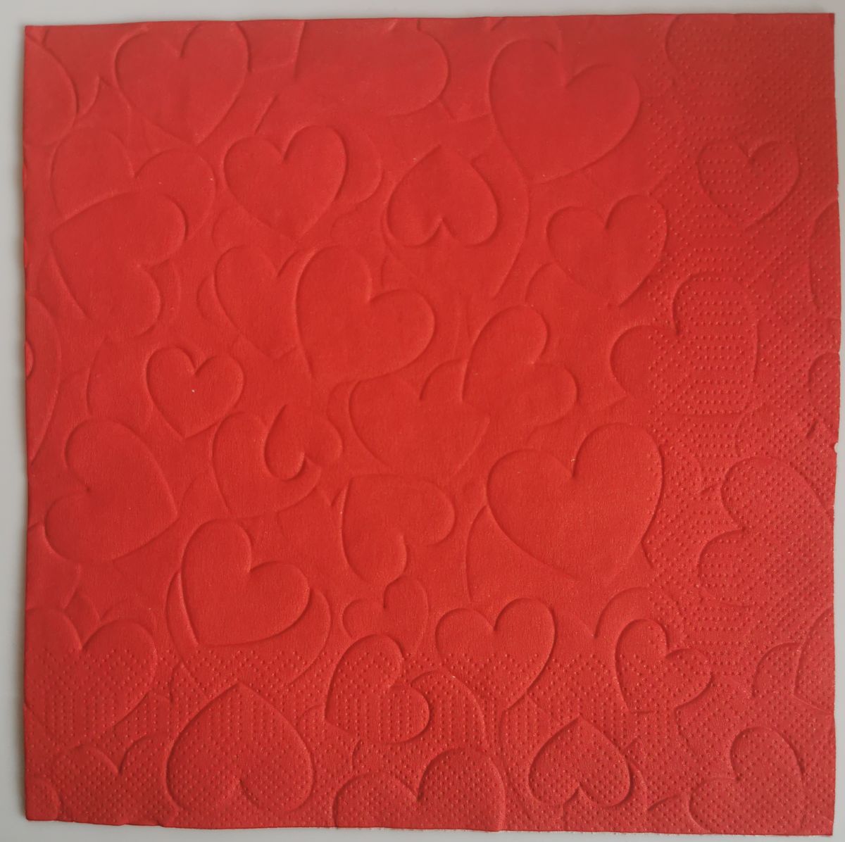 Reliéfne servítky červené (Red) 33×33 cm – vzor Srdiečka