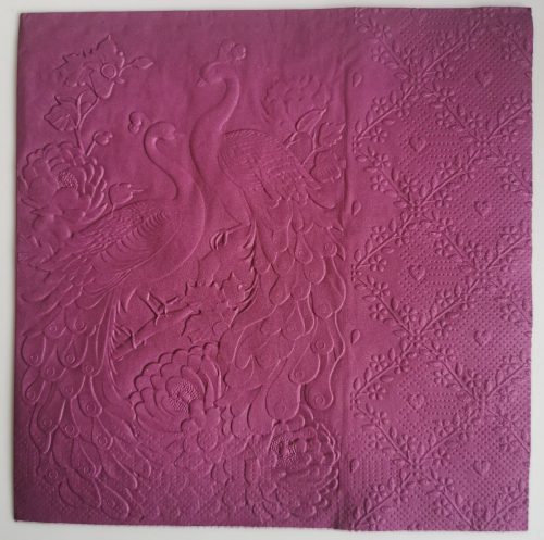 Reliéfne servítky purpurové (Purple) 33×33 cm – vzor Zaláskané pávy