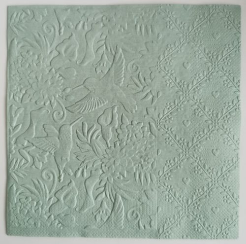 Reliéfne servítky šalviovo zelené (Sage) 33×33 cm – vzor Zaláskané kolibríky