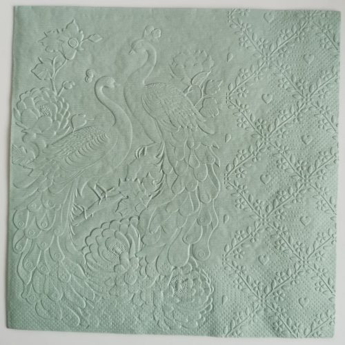 Reliéfne servítky šalviovo zelené (Sage) 33×33 cm – vzor Zaláskané pávy
