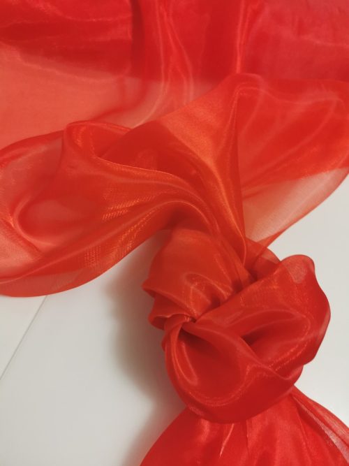 Saténová organza červená (Red) 47 cm × 10 m – detail lesku
