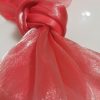 Saténová organza koralová (Coral) 47 cm × 10 m – detail lesku