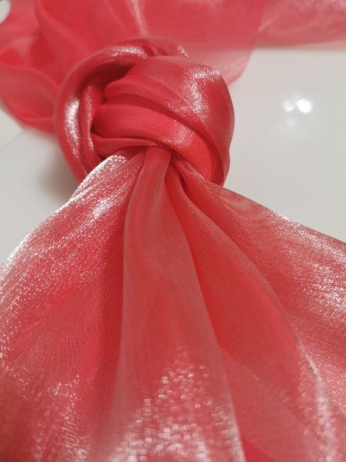 Saténová organza koralová (Coral) 47 cm × 10 m – detail lesku