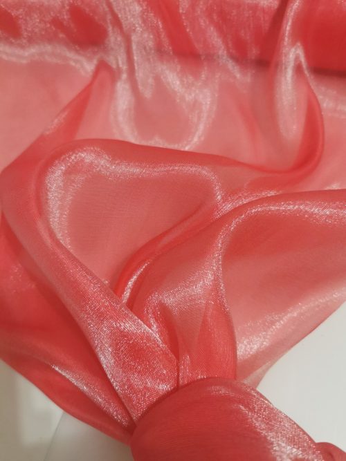 Saténová organza koralová (Coral) 47 cm × 10 m – rozprestretá látka