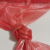 Saténová organza koralová (Coral) 47 cm × 10 m – textúra a lesk