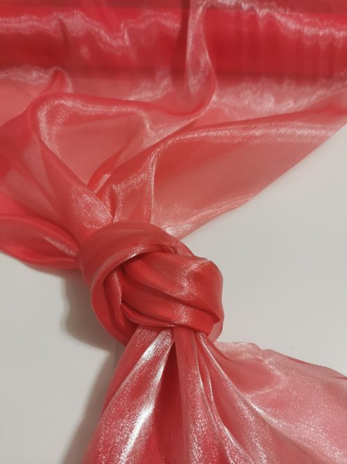 Saténová organza koralová (Coral) 47 cm × 10 m – textúra a lesk