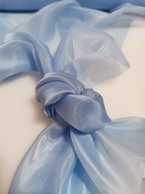 Saténová organza svetlomodrá (Light Blue) 47 cm × 10 m – detail lesku