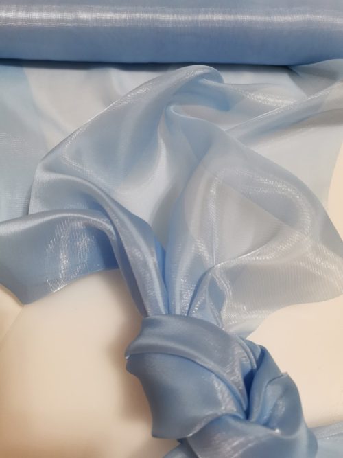 Saténová organza svetlomodrá (Light Blue) 47 cm × 10 m – rozprestretá látka