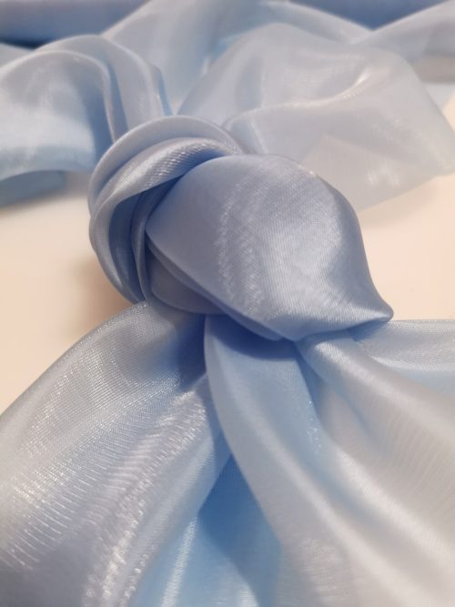 Saténová organza svetlomodrá (Light Blue) 47 cm × 10 m – textúra a lesk