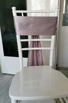 Lila sivý satén (Lilac Gray), šírka 15 cm na stoličke, pohľad spredu bez mašle