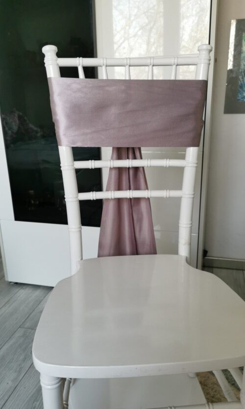 Lila sivý satén (Lilac Gray), šírka 15 cm na stoličke, pohľad spredu bez mašle