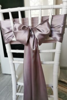 Lila sivý satén (Lilac Gray), šírka 15 cm, dekorácia stoličky, celkový pohľad