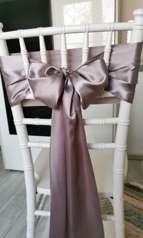 Lila sivý satén (Lilac Gray), šírka 15 cm, dekorácia stoličky, celkový pohľad