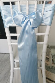 Svetlomodrý satén (Baby Blue), šírka 15 cm, dekorácia stoličky, celkový pohľad