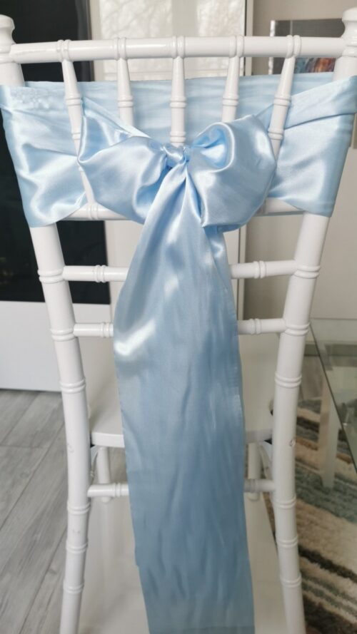 Svetlomodrý satén (Baby Blue), šírka 15 cm, dekorácia stoličky, celkový pohľad