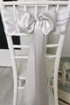 Svetlosivý satén (Light Grey), šírka 15 cm, dekorácia stoličky, celkový pohľad