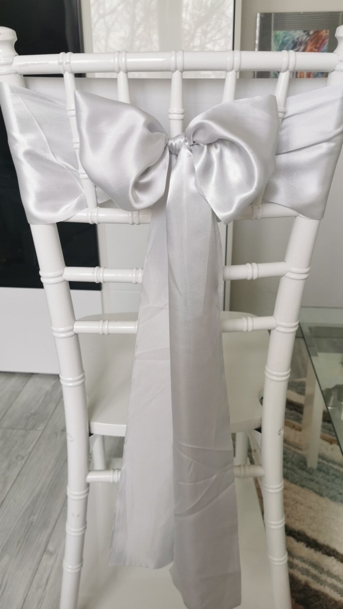 Svetlosivý satén (Light Grey), šírka 15 cm, dekorácia stoličky, celkový pohľad